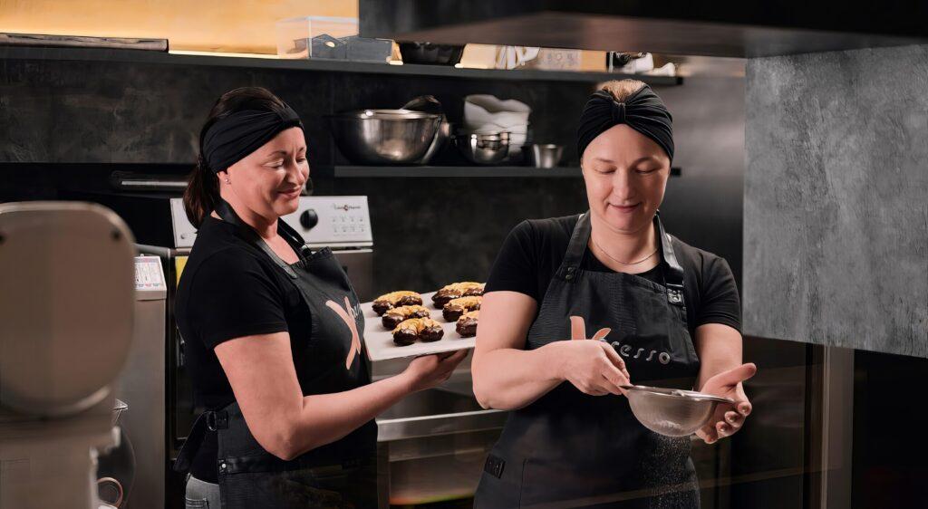 Zwei Frauen backen zusammen in einer modernen Küche