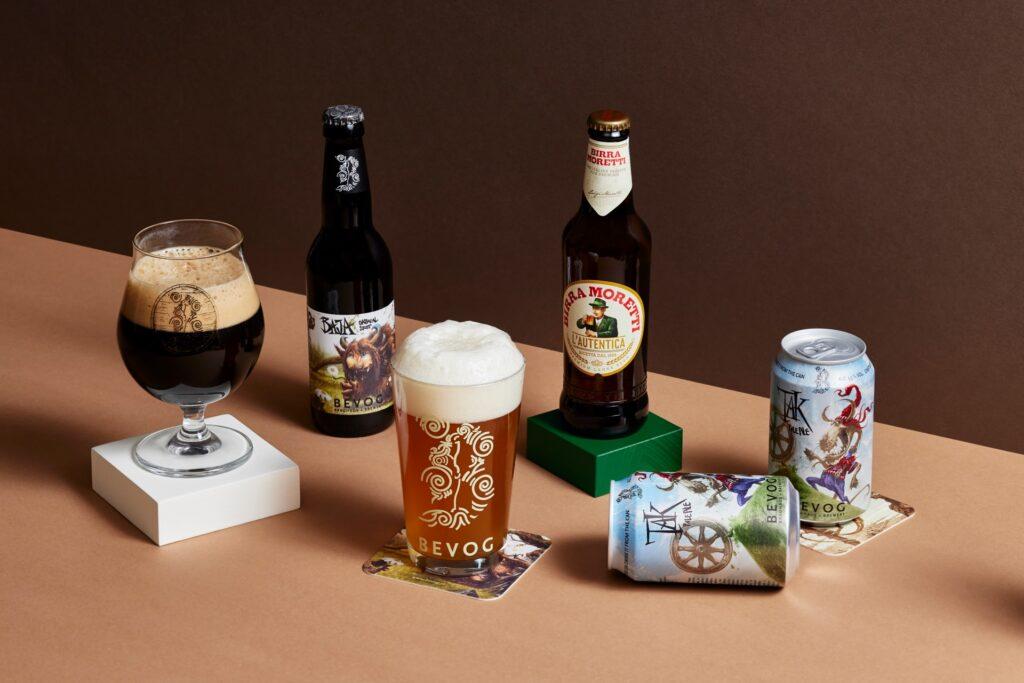 Vielfalt an Bieren mit Gläsern und Flaschen von Bevog und Birra Moretti.