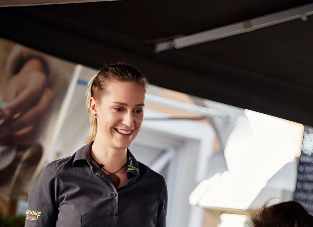 Lächelnde Servicemitarbeiterin in einem Restaurant